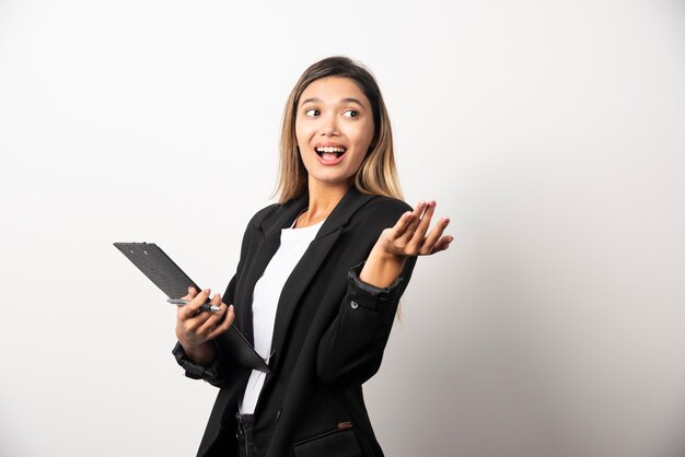 Femme d'affaires jeune tenant le presse-papiers.