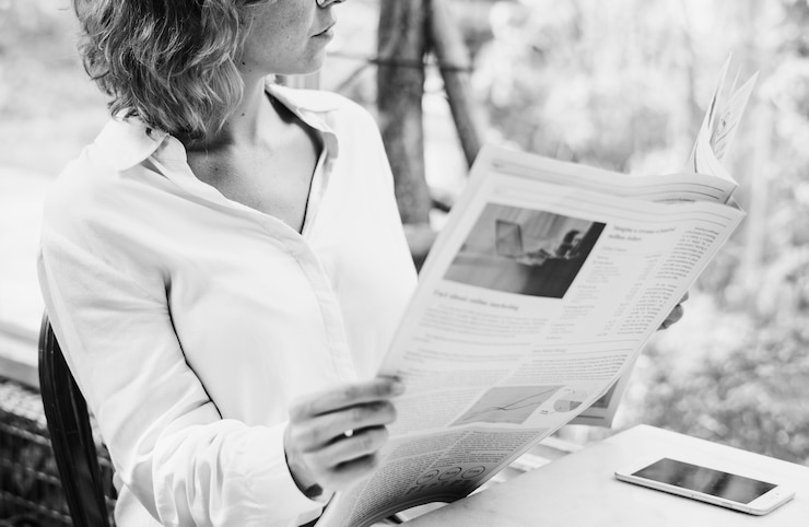 Photo gratuit femme affaires, journal lecture, matin