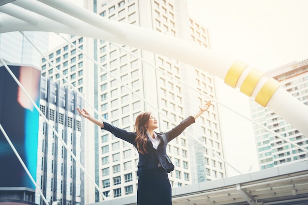 la femme d&#39;affaires joyeuse exulte les poings de pompage extatiques célèbre le succès en plein air.