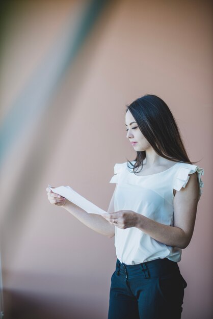 Femme d&#39;affaires, lecture, papier