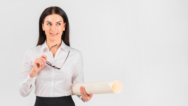 Femme d&#39;affaires avec des lunettes et papier Whatman