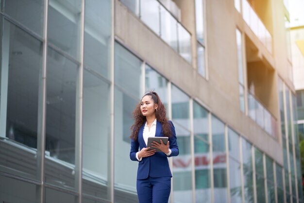 Femme d'affaires marchant dans la rue