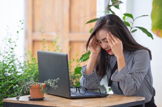 femme d'affaires, maux de tête du travail