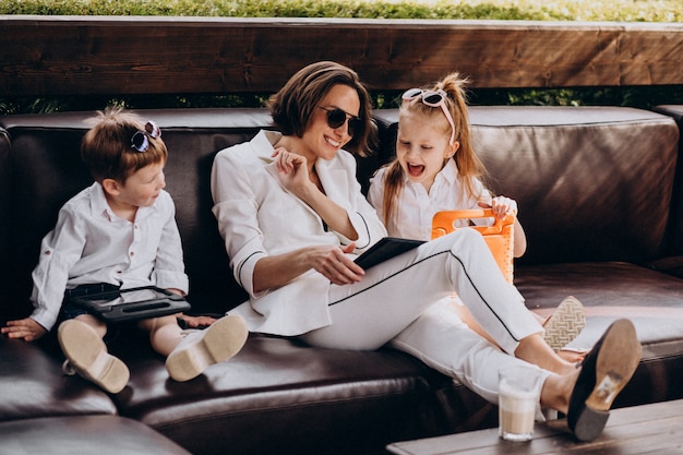 Femme d'affaires mère travaillant à domicile avec des enfants