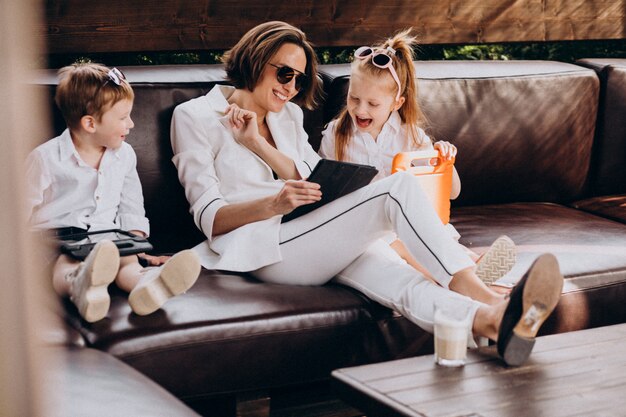 Femme d'affaires mère travaillant à domicile avec des enfants