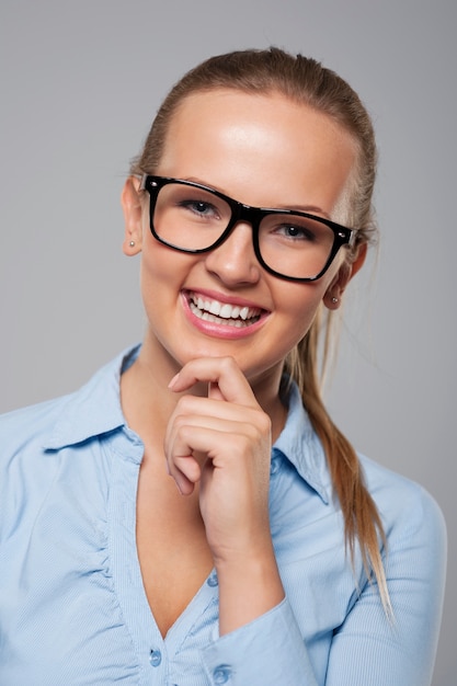 Femme d'affaires à la mode et belle dans des verres