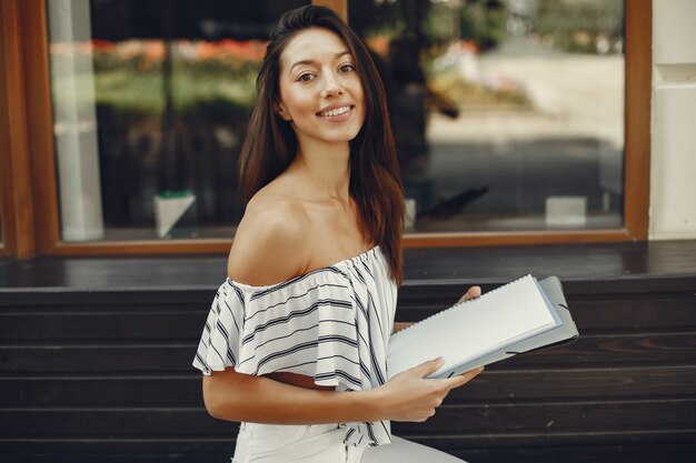 Femme d&#39;affaires de mode dans une ville d&#39;été