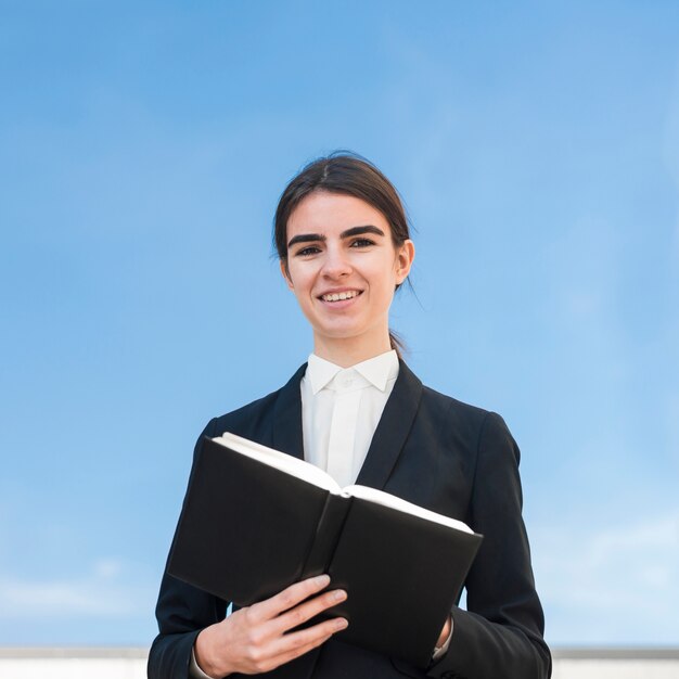 Femme d&#39;affaires moderne avec livre