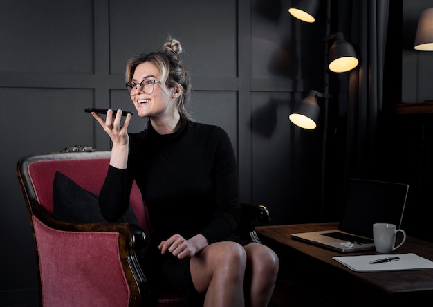 Femme d'affaires moderne, parler au téléphone au bureau