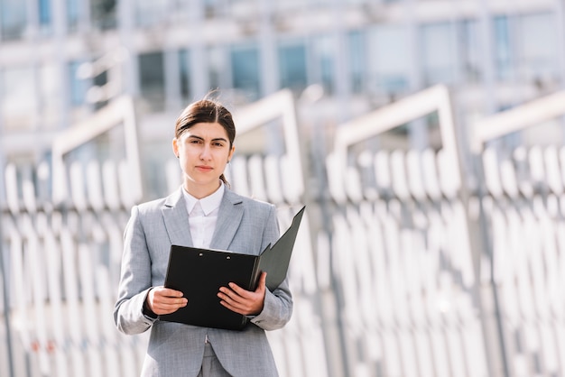 Femme d&#39;affaires moderne avec presse-papiers en plein air