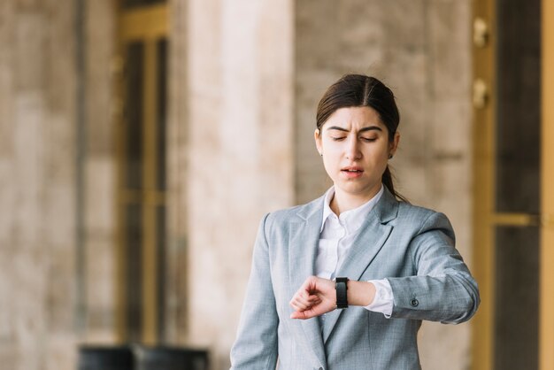 Femme d&#39;affaires moderne regardant regarder à l&#39;extérieur