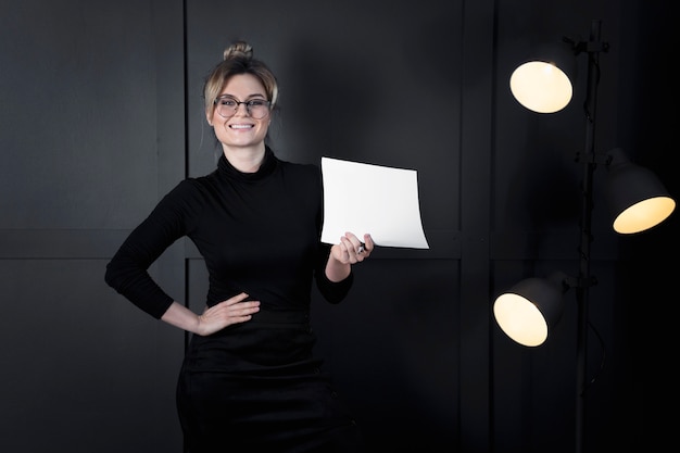 Photo gratuite femme d'affaires moderne tenant des papiers au bureau