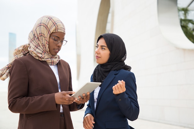 Femme d'affaires musulmane ciblée expliquant les spécificités du projet