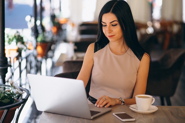 Femme d&#39;affaires musulmane travaillant sur ordinateur