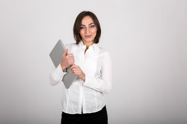 Femme d&#39;affaires avec ordinateur portable isolé