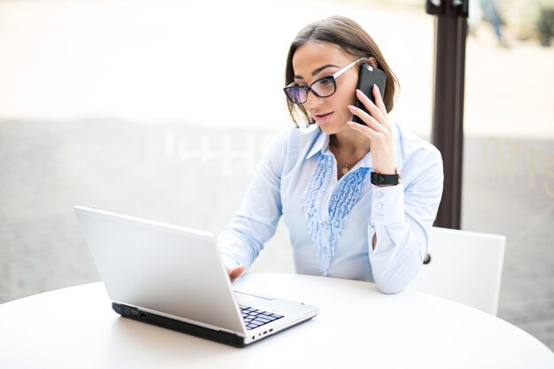 Femme d&#39;affaires avec un ordinateur portable