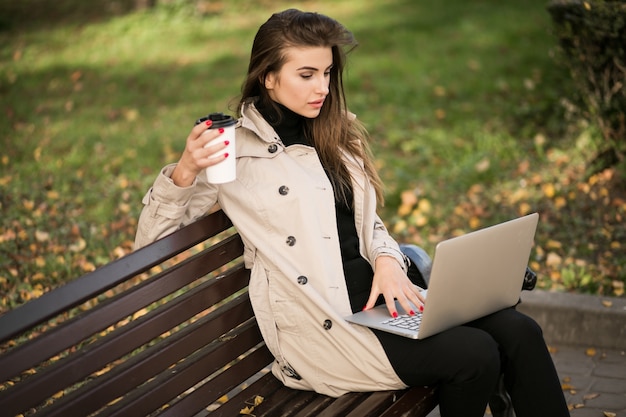 Femme d&#39;affaires avec ordinateur portable