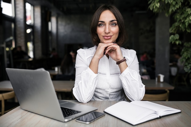 Femme d&#39;affaires avec ordinateur portable