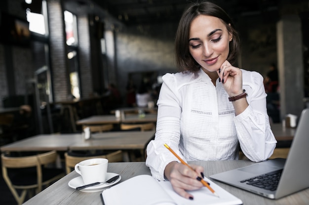 Femme d&#39;affaires avec ordinateur portable