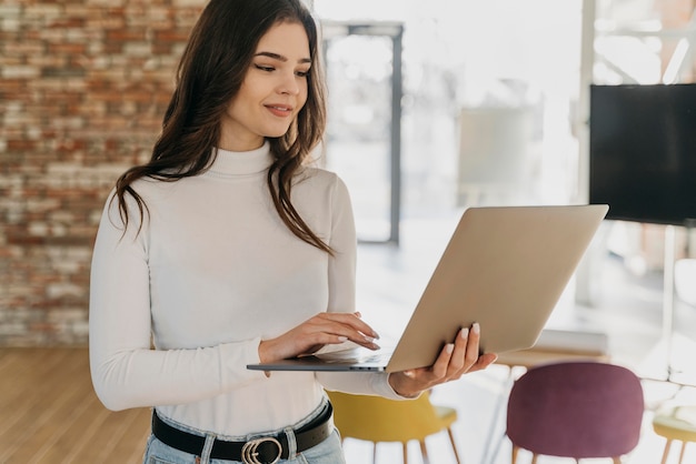 Femme affaires, à, ordinateur portable