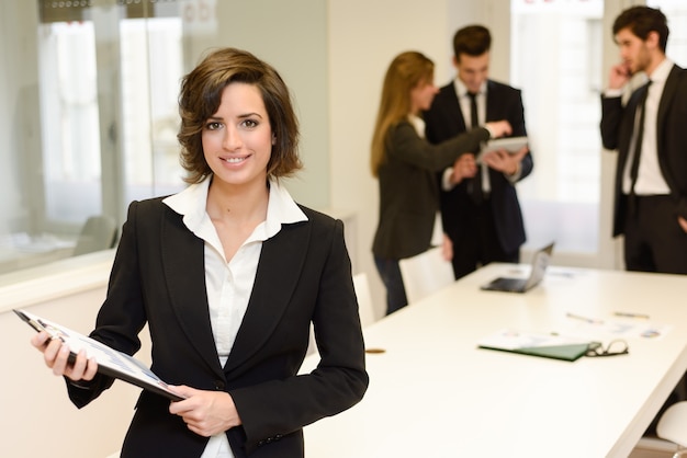 Femme d&#39;affaires avec des papiers à la main