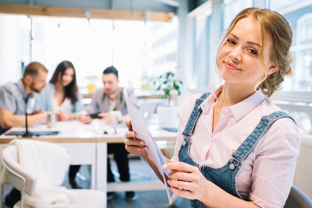 Photo gratuite femme d'affaires avec des papiers