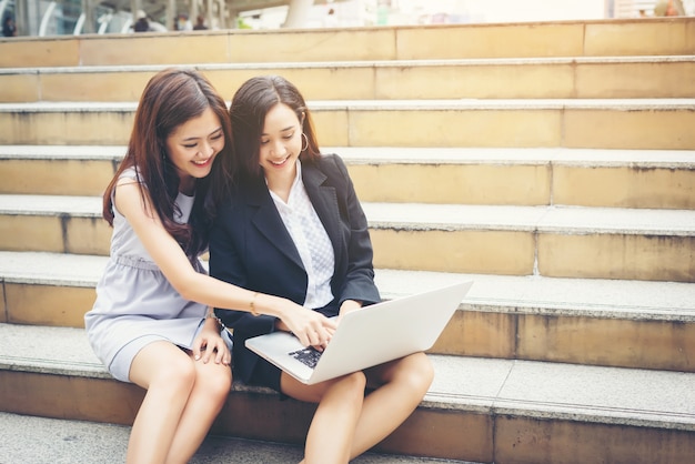 Femme d&#39;affaires parlant ou conversation pendant le travail assis à l&#39;extérieur.