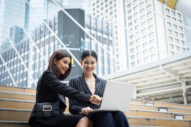 Femme d&#39;affaires parlant ou Conversation en plein air.