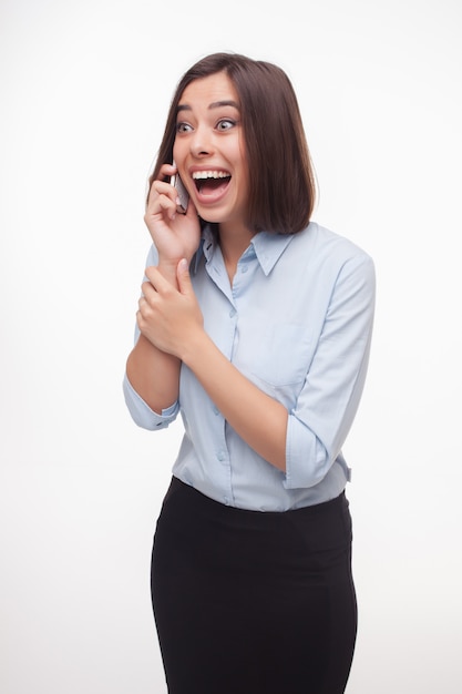 Femme d'affaires parlant sur fond blanc