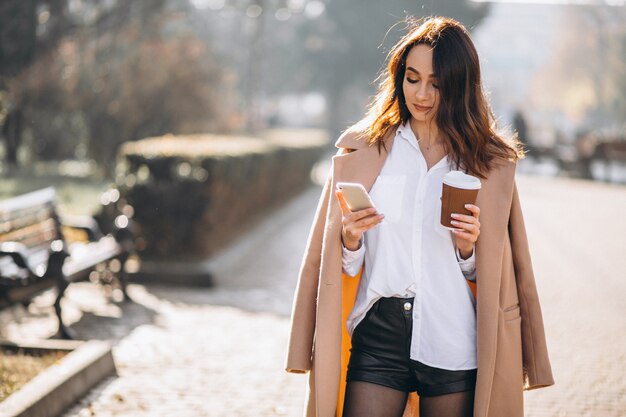 Femme d&#39;affaires parler au téléphone et boire du café