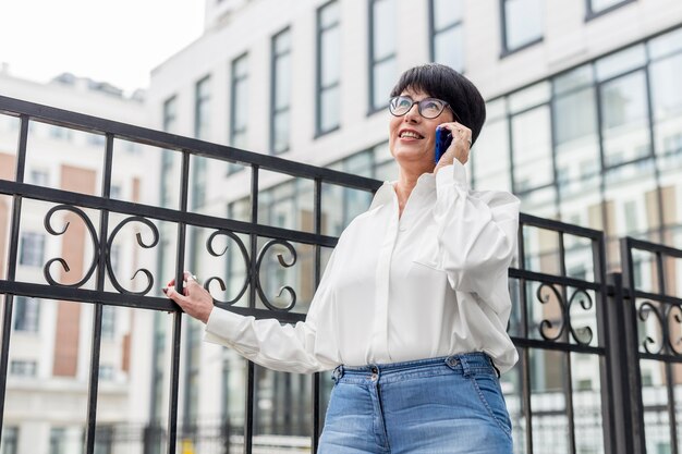 Femme affaires, parler, et, sourire