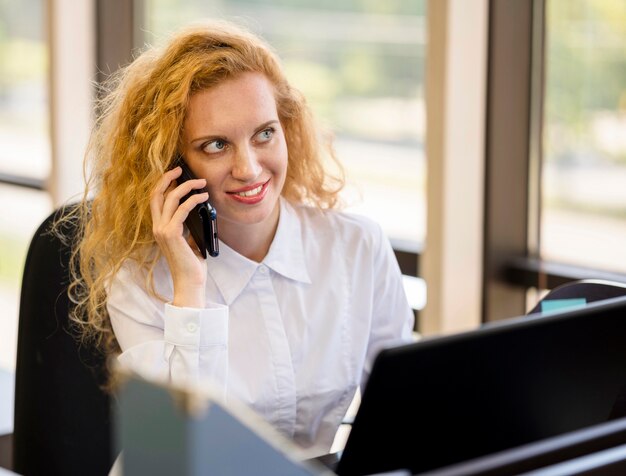 Femme affaires, parler téléphone