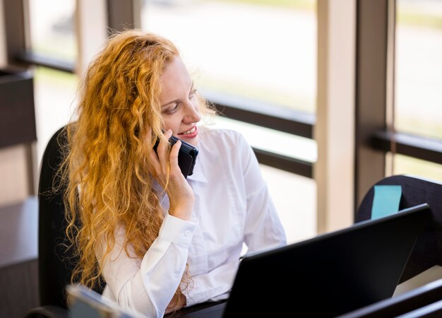 Femme affaires, parler téléphone