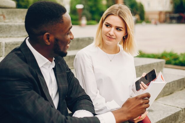 femme d&#39;affaires avec partenaire dans une ville