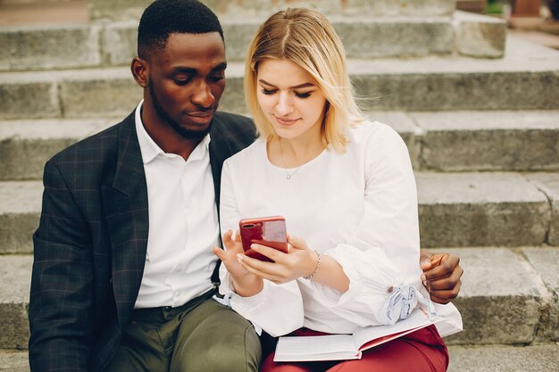 Photo gratuite femme d'affaires avec partenaire dans une ville