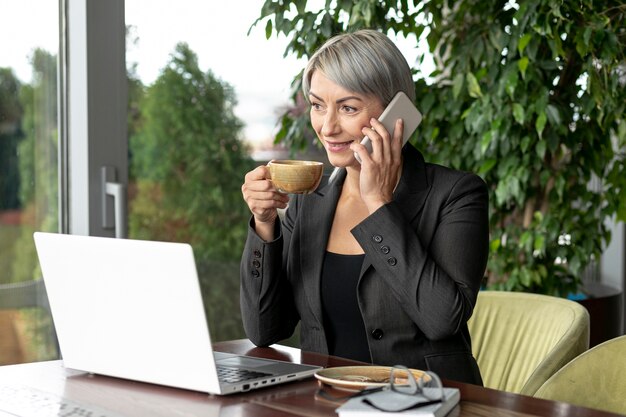 Femme d'affaires en pause, parler au téléphone