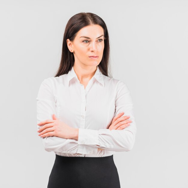 Femme d&#39;affaires pensif debout avec les bras croisés