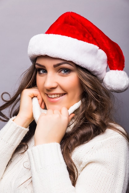 Femme d'affaires portant un chapeau rouge de Santa. Sourire portrait isolé de santa girl.