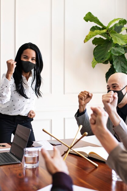 Femme d'affaires portant un masque lors d'une réunion sur le coronavirus
