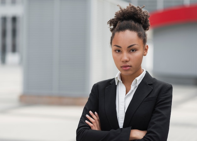 Photo gratuite femme d'affaires posant avec les bras croisés