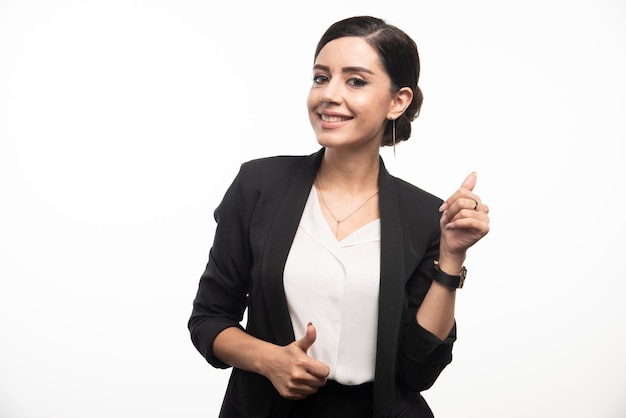 Femme d'affaires posant en costume sur fond blanc. photo de haute qualité