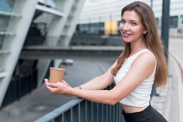 Femme d&#39;affaires posant dans la rue