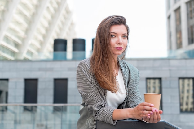 Photo gratuite femme d'affaires posant dans la rue