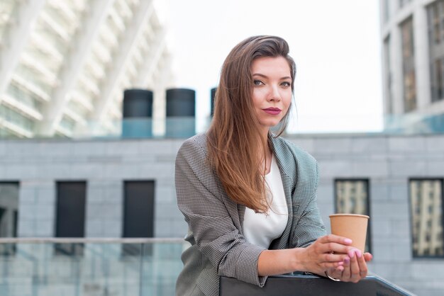 Femme d&#39;affaires posant dans la rue