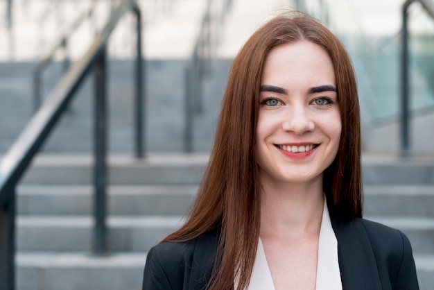 Photo gratuite femme d'affaires posant dans la rue