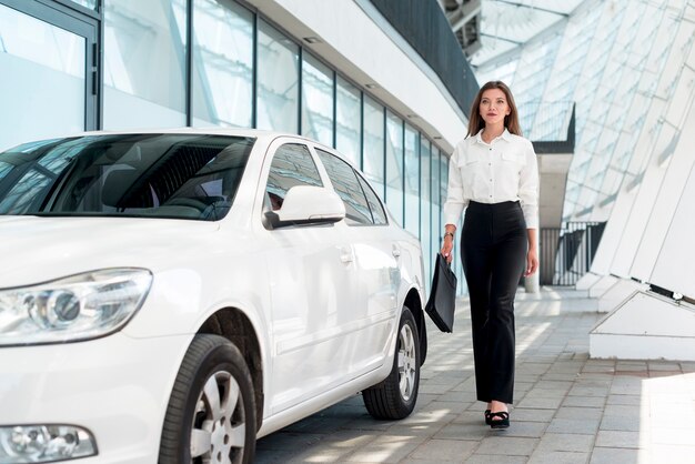 Femme d&#39;affaires posant dans la rue