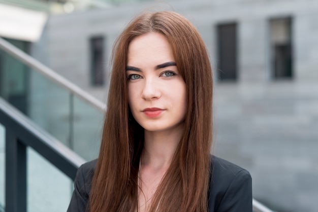 Femme d&#39;affaires posant dans la rue