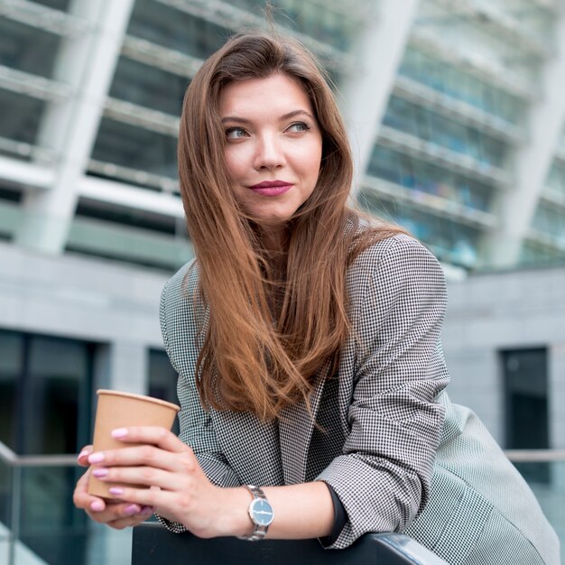 Femme d&#39;affaires posant dans la rue