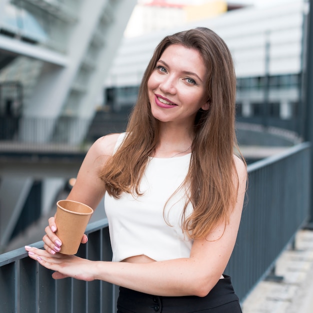 Photo gratuite femme d'affaires posant dans la rue