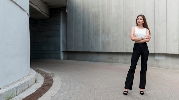 Femme d&#39;affaires posant dans la rue